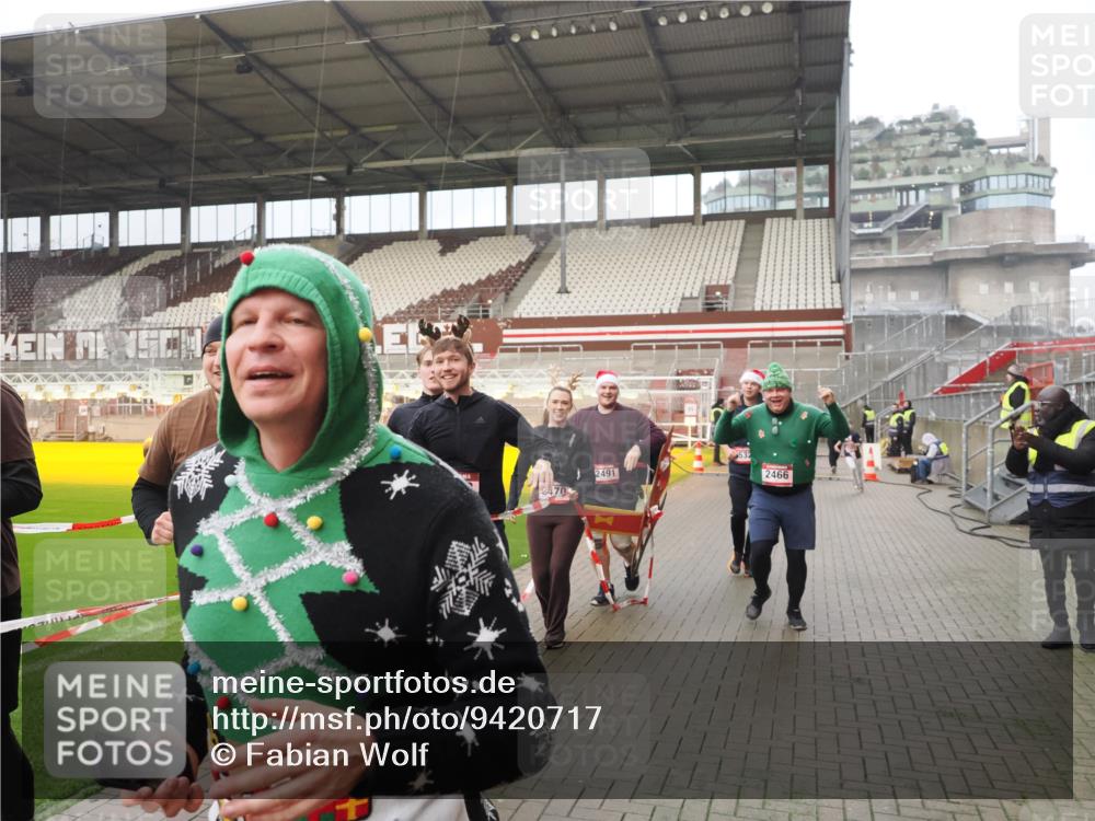 07.12.2025 - St. Pauli X-Mass-Run No. 15 Fabian Wolf http://msf.ph/oto/9420717 07.12.2025 11:41:30 Ziel 1801, 2465, 2466, 2470, 2471, 2476, 2479, 2491, 3153, 3204, 3393, 3505, 3532, 3732, 3755, 3757, 3764, 3784 meine-sportfotos.de
