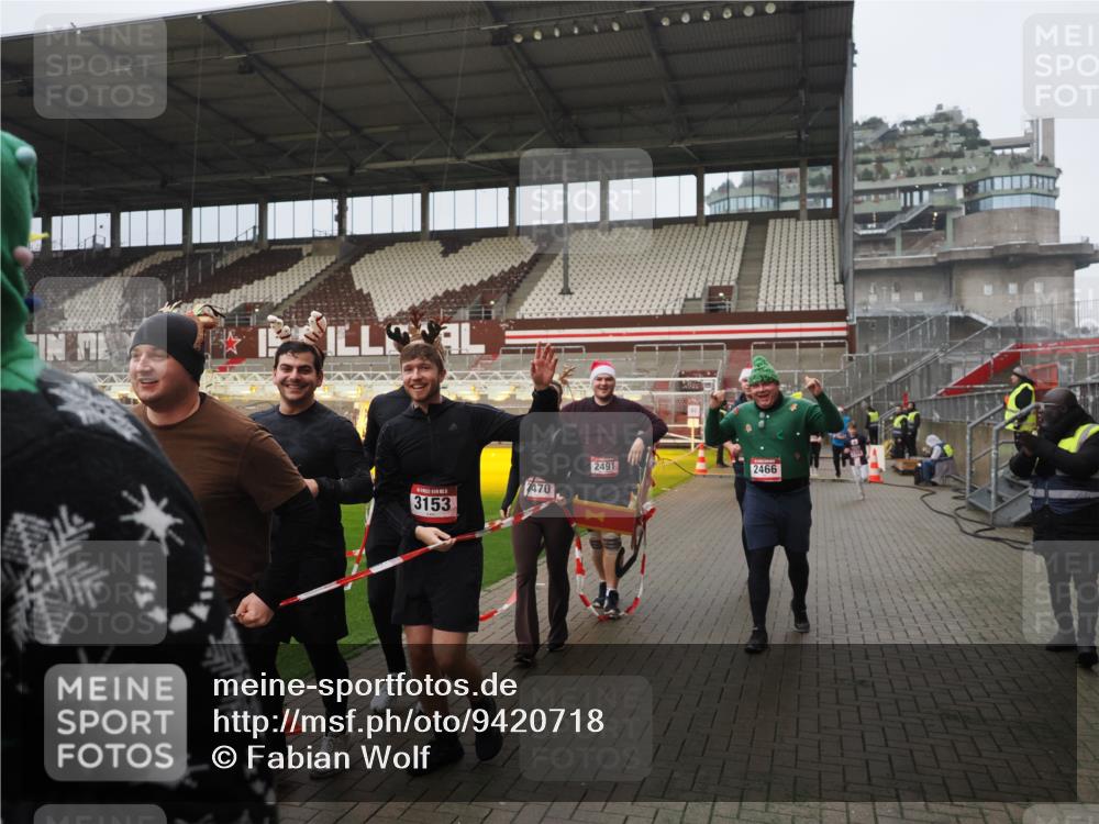 07.12.2025 - St. Pauli X-Mass-Run No. 15 Fabian Wolf http://msf.ph/oto/9420718 07.12.2025 11:41:30 Ziel 1801, 2465, 2466, 2470, 2471, 2476, 2479, 2491, 3153, 3204, 3393, 3505, 3532, 3732, 3755, 3757, 3764, 3784 meine-sportfotos.de