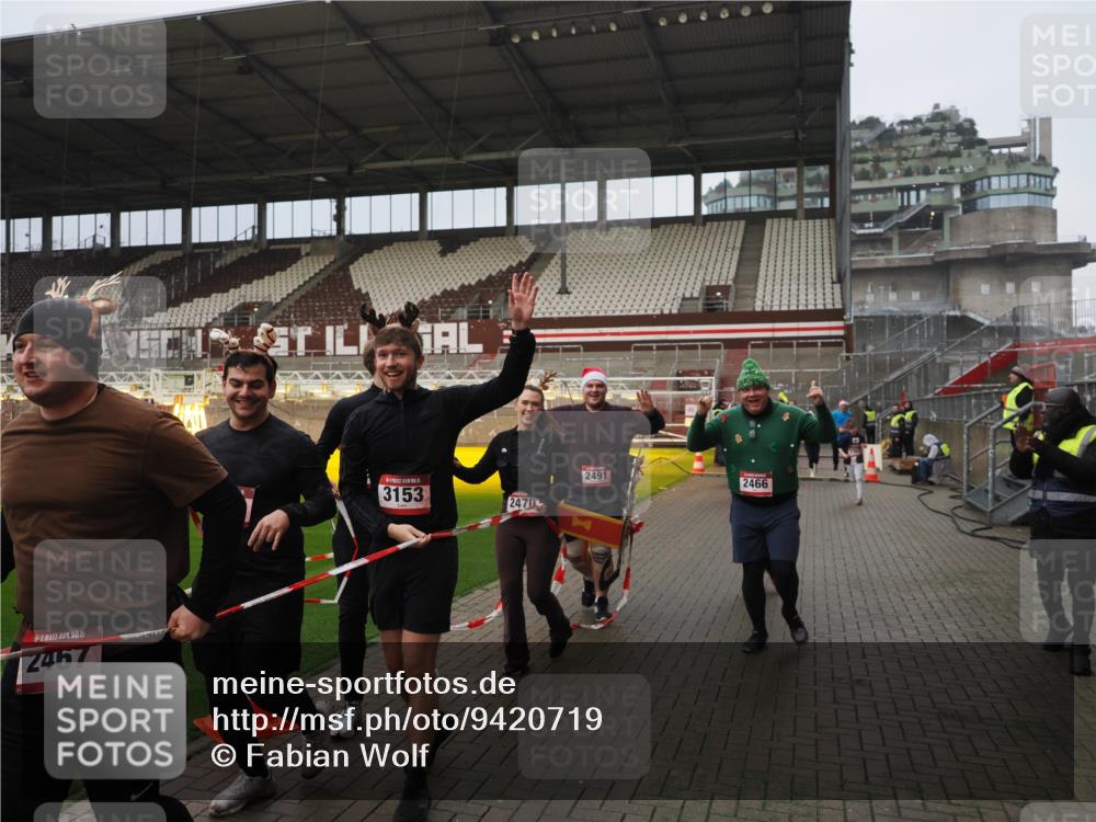 07.12.2025 - St. Pauli X-Mass-Run No. 15 Fabian Wolf http://msf.ph/oto/9420719 07.12.2025 11:41:31 Ziel 1801, 2465, 2466, 2470, 2471, 2476, 2479, 2491, 3153, 3204, 3393, 3505, 3532, 3732, 3755, 3757, 3764, 3784 meine-sportfotos.de