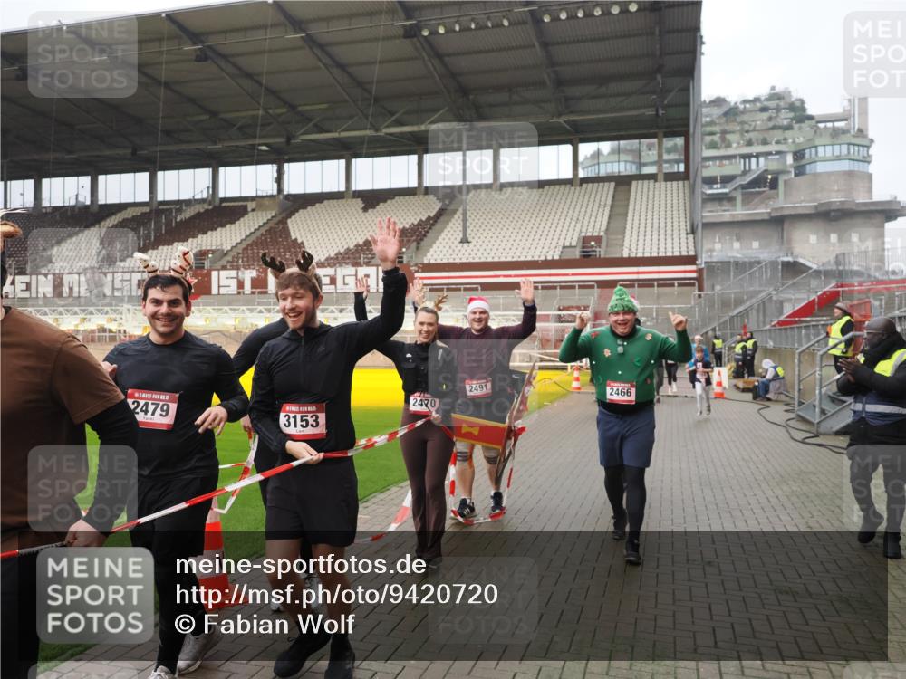 07.12.2025 - St. Pauli X-Mass-Run No. 15 Fabian Wolf http://msf.ph/oto/9420720 07.12.2025 11:41:31 Ziel 1801, 2465, 2466, 2470, 2471, 2476, 2479, 2491, 3153, 3204, 3393, 3505, 3532, 3732, 3755, 3757, 3764, 3784 meine-sportfotos.de