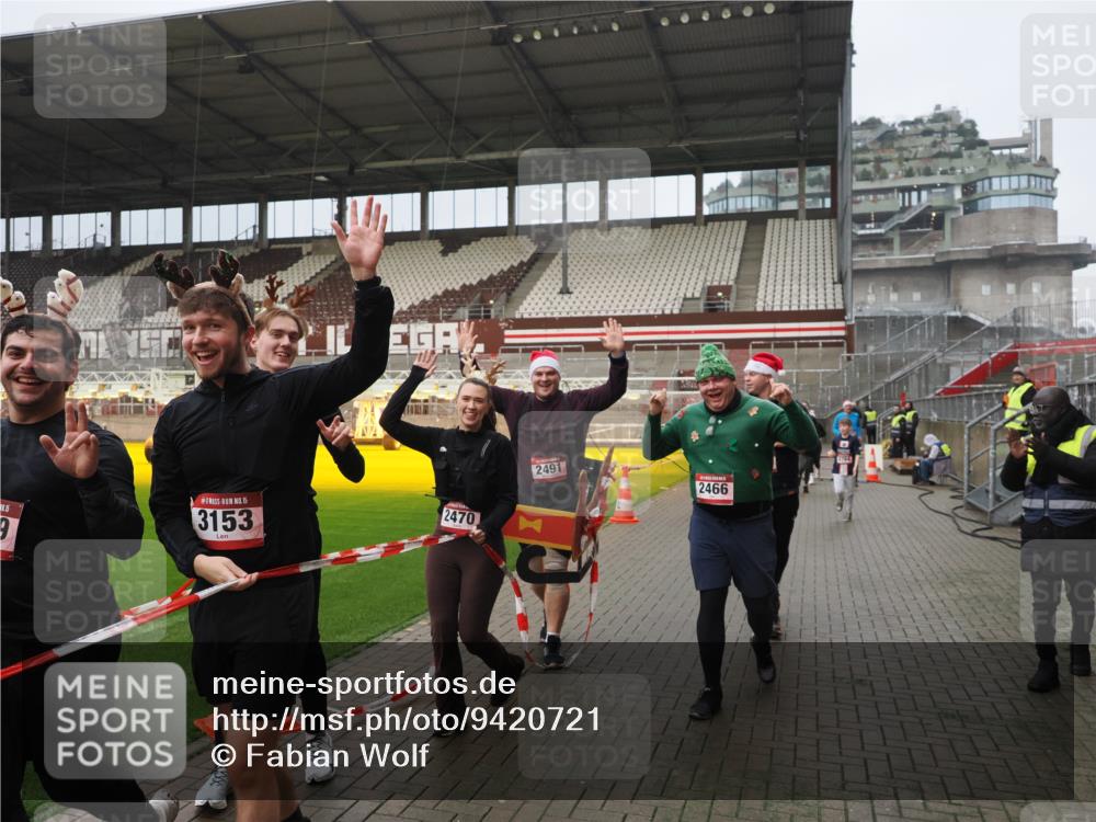 07.12.2025 - St. Pauli X-Mass-Run No. 15 Fabian Wolf http://msf.ph/oto/9420721 07.12.2025 11:41:31 Ziel 1801, 2465, 2466, 2470, 2471, 2476, 2479, 2491, 3153, 3204, 3393, 3505, 3532, 3732, 3755, 3757, 3764, 3784 meine-sportfotos.de
