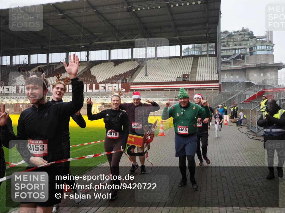 07.12.2025 - St. Pauli X-Mass-Run No. 15 Fabian Wolf http://msf.ph/oto/9420722 07.12.2025 11:41:31 Ziel 1801, 2465, 2466, 2470, 2471, 2476, 2479, 2491, 3153, 3204, 3393, 3505, 3532, 3732, 3755, 3757, 3764, 3784 meine-sportfotos.de