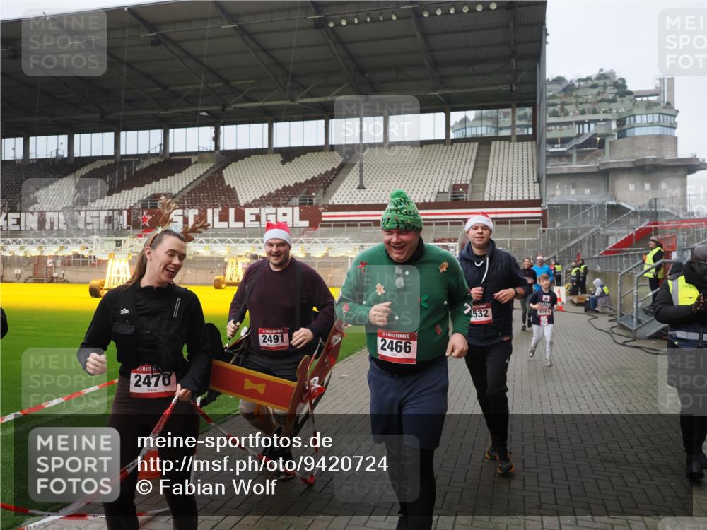 07.12.2025 - St. Pauli X-Mass-Run No. 15 Fabian Wolf http://msf.ph/oto/9420724 07.12.2025 11:41:32 Ziel 1801, 2465, 2466, 2470, 2471, 2476, 2479, 2491, 3153, 3204, 3393, 3505, 3532, 3732, 3755, 3757, 3764, 3784 meine-sportfotos.de