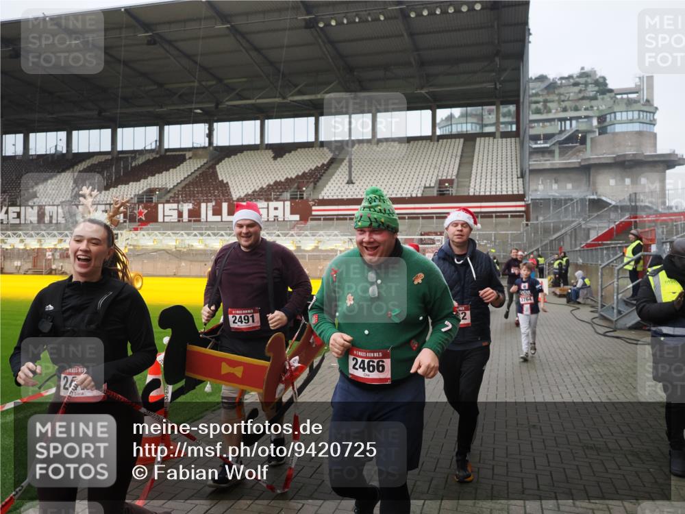 07.12.2025 - St. Pauli X-Mass-Run No. 15 Fabian Wolf http://msf.ph/oto/9420725 07.12.2025 11:41:33 Ziel 1801, 2465, 2466, 2470, 2471, 2476, 2479, 2491, 3153, 3204, 3393, 3505, 3532, 3732, 3755, 3757, 3764, 3784 meine-sportfotos.de