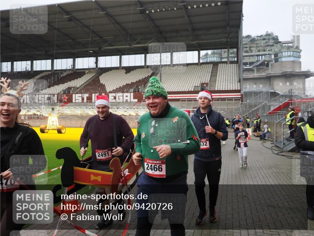 07.12.2025 - St. Pauli X-Mass-Run No. 15 Fabian Wolf http://msf.ph/oto/9420726 07.12.2025 11:41:33 Ziel 1801, 2465, 2466, 2470, 2471, 2476, 2479, 2491, 3153, 3204, 3393, 3505, 3532, 3732, 3755, 3757, 3764, 3784 meine-sportfotos.de