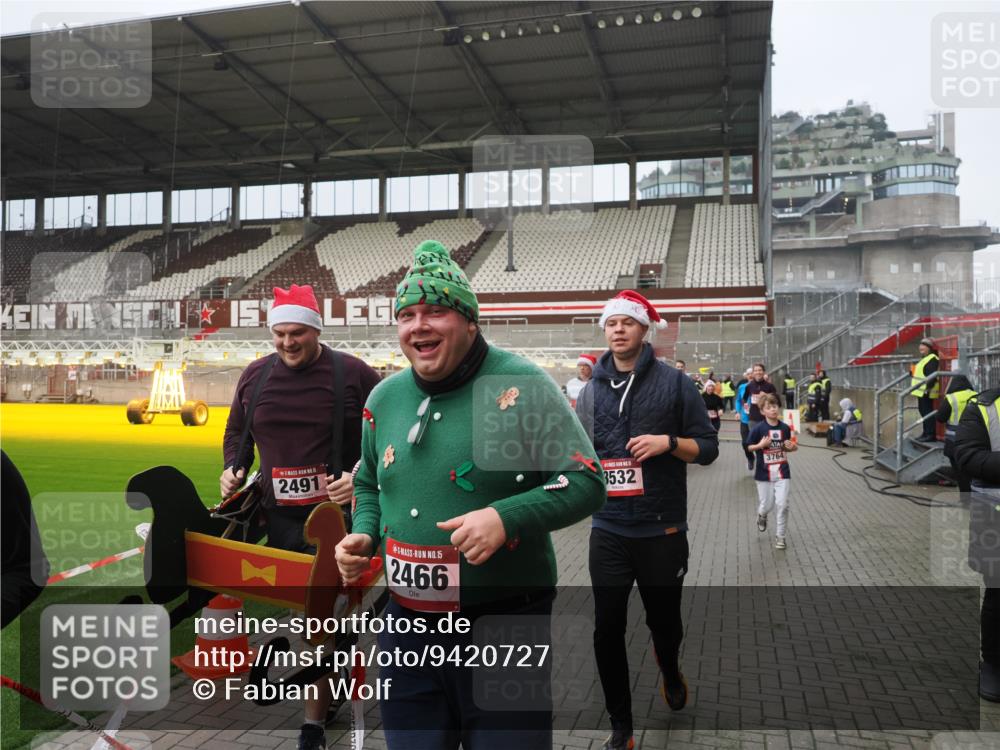 07.12.2025 - St. Pauli X-Mass-Run No. 15 Fabian Wolf http://msf.ph/oto/9420727 07.12.2025 11:41:33 Ziel 1801, 2465, 2466, 2470, 2471, 2476, 2479, 2491, 3153, 3204, 3393, 3505, 3532, 3732, 3755, 3757, 3764, 3784 meine-sportfotos.de