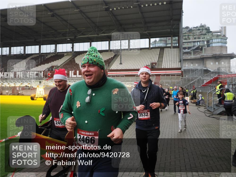 07.12.2025 - St. Pauli X-Mass-Run No. 15 Fabian Wolf http://msf.ph/oto/9420728 07.12.2025 11:41:33 Ziel 1801, 2465, 2466, 2470, 2471, 2476, 2479, 2491, 3153, 3204, 3393, 3505, 3532, 3732, 3755, 3757, 3764, 3784 meine-sportfotos.de