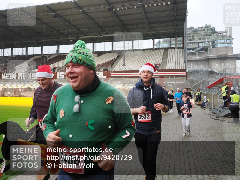 07.12.2025 - St. Pauli X-Mass-Run No. 15 Fabian Wolf http://msf.ph/oto/9420729 07.12.2025 11:41:33 Ziel 1801, 2465, 2466, 2470, 2471, 2476, 2479, 2491, 3153, 3204, 3393, 3505, 3532, 3732, 3755, 3757, 3764, 3784 meine-sportfotos.de