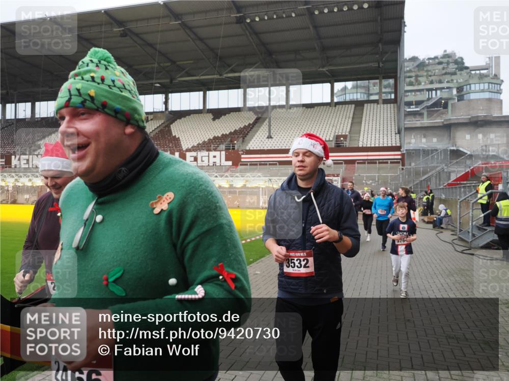 07.12.2025 - St. Pauli X-Mass-Run No. 15 Fabian Wolf http://msf.ph/oto/9420730 07.12.2025 11:41:34 Ziel 1801, 2465, 2466, 2470, 2471, 2476, 2479, 2491, 3153, 3204, 3393, 3505, 3532, 3732, 3755, 3757, 3764, 3784 meine-sportfotos.de