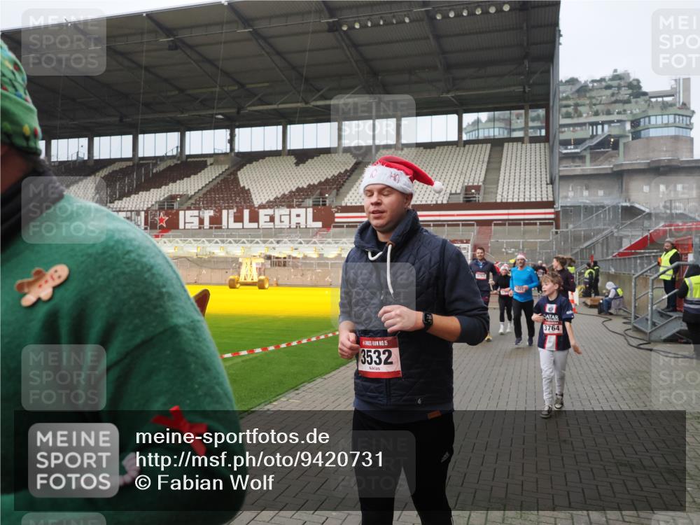 07.12.2025 - St. Pauli X-Mass-Run No. 15 Fabian Wolf http://msf.ph/oto/9420731 07.12.2025 11:41:34 Ziel 1801, 2465, 2466, 2470, 2471, 2476, 2479, 2491, 3153, 3204, 3393, 3505, 3532, 3732, 3755, 3757, 3764, 3784 meine-sportfotos.de