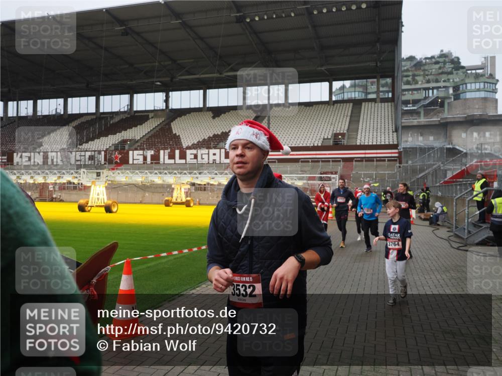 07.12.2025 - St. Pauli X-Mass-Run No. 15 Fabian Wolf http://msf.ph/oto/9420732 07.12.2025 11:41:34 Ziel 1801, 2465, 2466, 2470, 2471, 2476, 2479, 2491, 3153, 3204, 3393, 3505, 3532, 3732, 3755, 3757, 3764, 3784 meine-sportfotos.de
