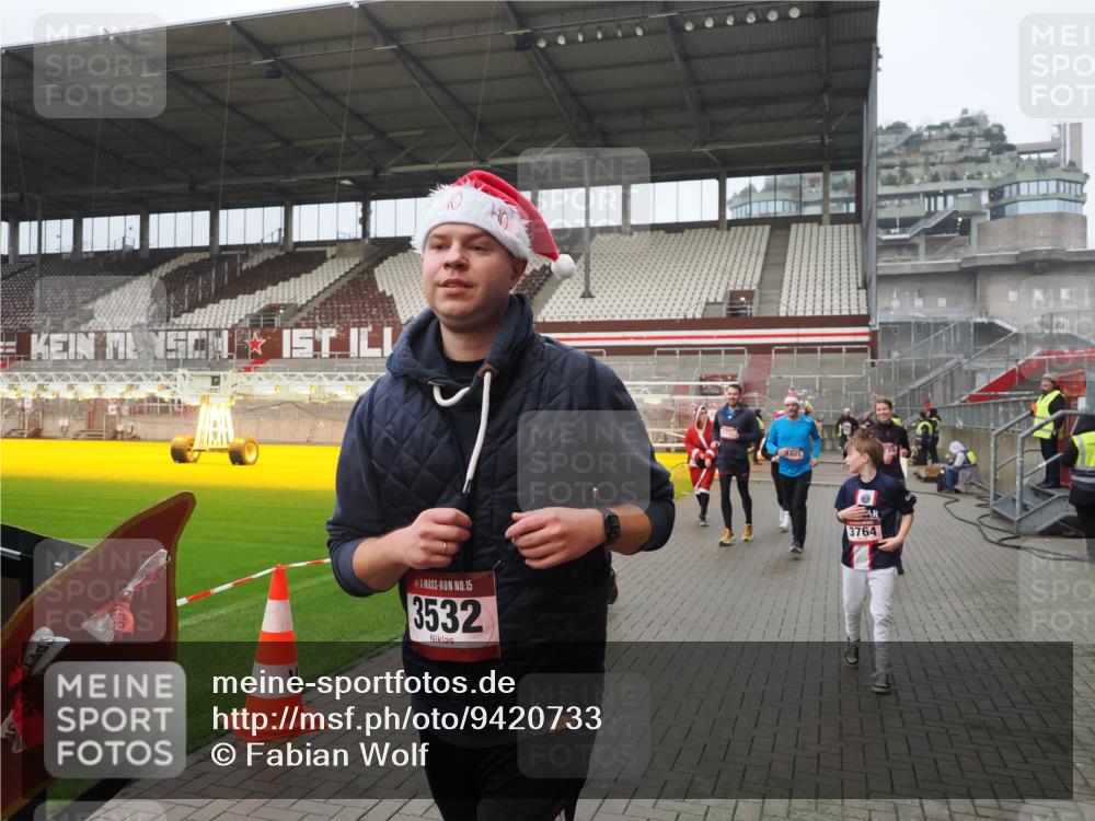 07.12.2025 - St. Pauli X-Mass-Run No. 15 Fabian Wolf http://msf.ph/oto/9420733 07.12.2025 11:41:34 Ziel 1801, 2465, 2466, 2470, 2471, 2476, 2479, 2491, 3153, 3204, 3393, 3505, 3532, 3732, 3755, 3757, 3764, 3784 meine-sportfotos.de