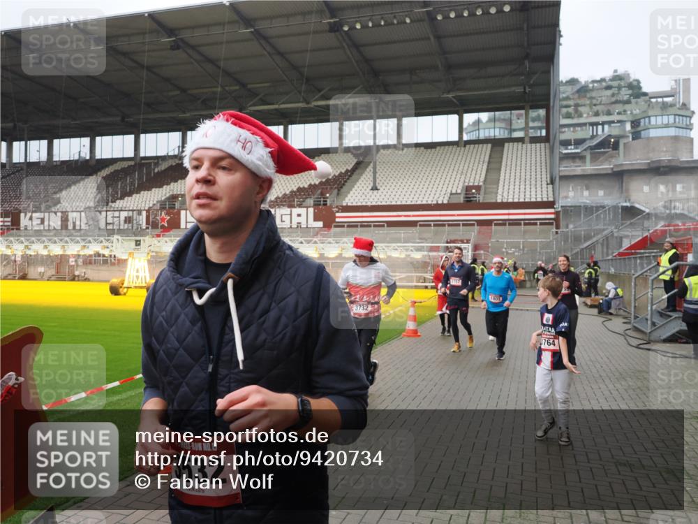 07.12.2025 - St. Pauli X-Mass-Run No. 15 Fabian Wolf http://msf.ph/oto/9420734 07.12.2025 11:41:34 Ziel 1801, 2465, 2466, 2470, 2471, 2476, 2479, 2491, 3153, 3204, 3393, 3505, 3532, 3732, 3755, 3757, 3764, 3784 meine-sportfotos.de
