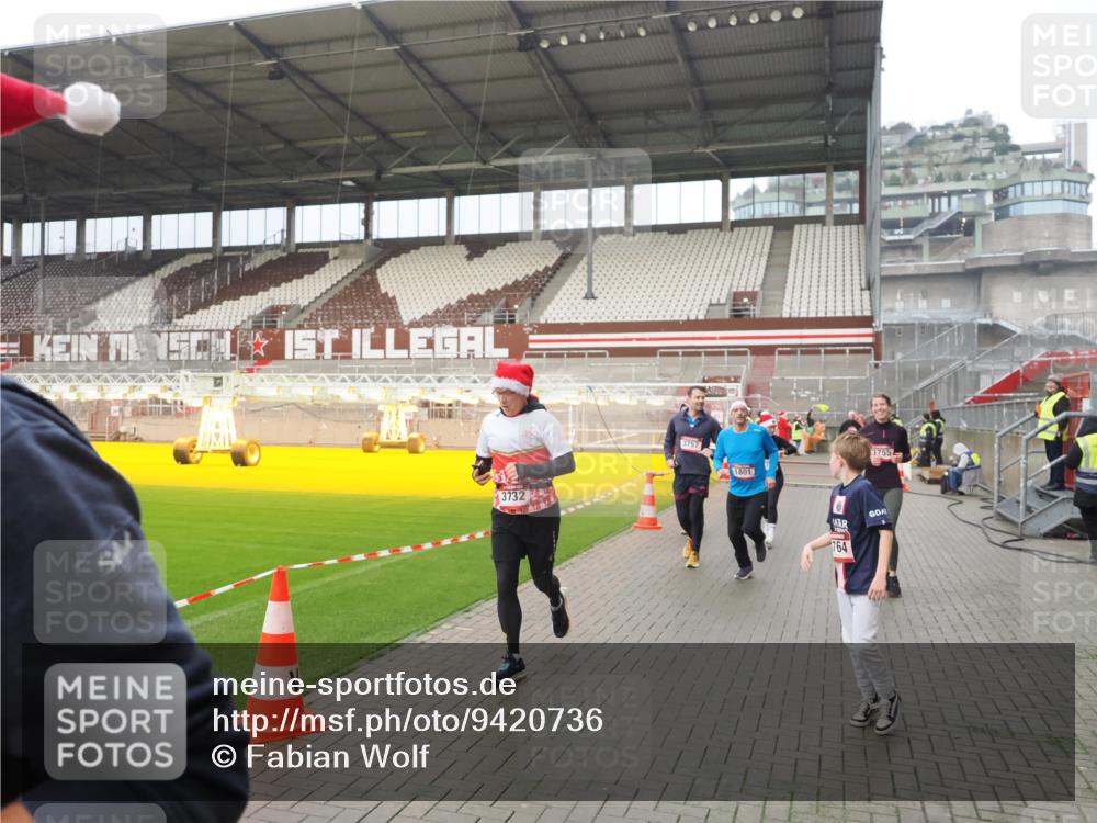 07.12.2025 - St. Pauli X-Mass-Run No. 15 Fabian Wolf http://msf.ph/oto/9420736 07.12.2025 11:41:35 Ziel 1801, 2465, 2466, 2470, 2471, 2476, 2479, 2491, 3153, 3204, 3393, 3505, 3532, 3555, 3732, 3755, 3757, 3764, 3784 meine-sportfotos.de