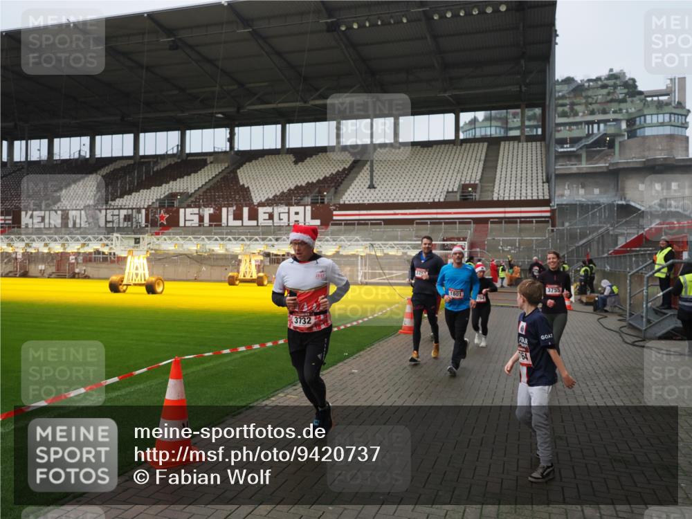 07.12.2025 - St. Pauli X-Mass-Run No. 15 Fabian Wolf http://msf.ph/oto/9420737 07.12.2025 11:41:35 Ziel 1801, 2465, 2466, 2470, 2471, 2476, 2479, 2491, 3153, 3204, 3393, 3505, 3532, 3555, 3732, 3755, 3757, 3764, 3784 meine-sportfotos.de