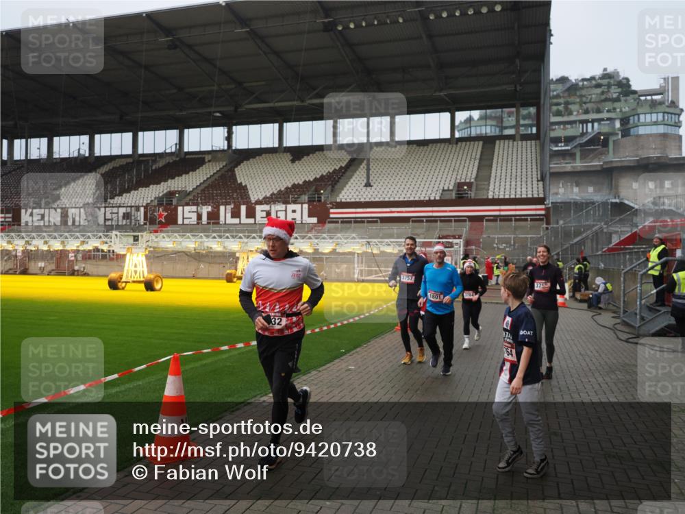 07.12.2025 - St. Pauli X-Mass-Run No. 15 Fabian Wolf http://msf.ph/oto/9420738 07.12.2025 11:41:35 Ziel 1801, 2465, 2466, 2470, 2471, 2476, 2479, 2491, 3153, 3204, 3393, 3505, 3532, 3555, 3732, 3755, 3757, 3764, 3784 meine-sportfotos.de