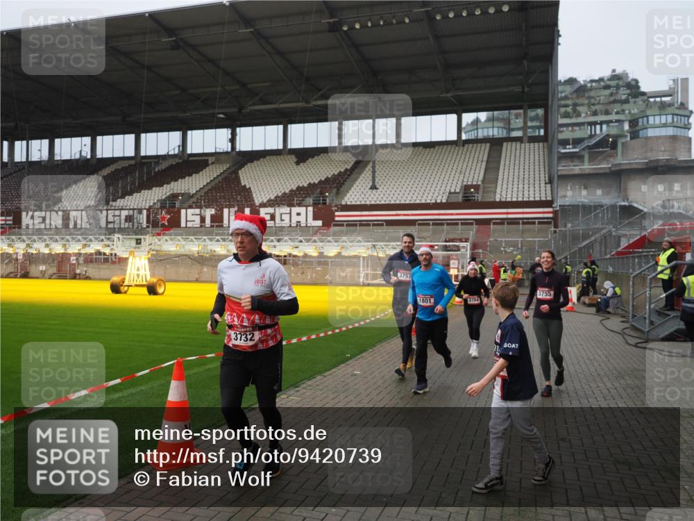 07.12.2025 - St. Pauli X-Mass-Run No. 15 Fabian Wolf http://msf.ph/oto/9420739 07.12.2025 11:41:35 Ziel 1801, 2465, 2466, 2470, 2471, 2476, 2479, 2491, 3153, 3204, 3393, 3505, 3532, 3555, 3732, 3755, 3757, 3764, 3784 meine-sportfotos.de