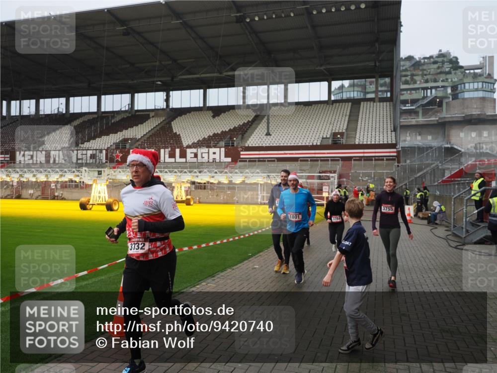 07.12.2025 - St. Pauli X-Mass-Run No. 15 Fabian Wolf http://msf.ph/oto/9420740 07.12.2025 11:41:36 Ziel 1801, 2231, 2466, 2470, 2471, 2476, 2479, 2491, 3153, 3204, 3393, 3505, 3532, 3555, 3732, 3755, 3757, 3764, 3784 meine-sportfotos.de