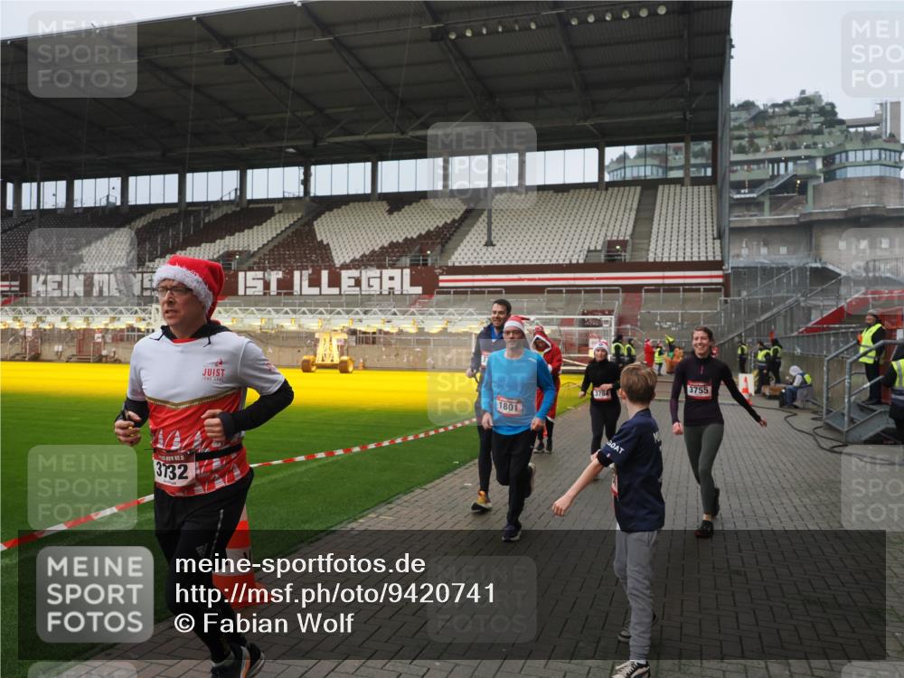 07.12.2025 - St. Pauli X-Mass-Run No. 15 Fabian Wolf http://msf.ph/oto/9420741 07.12.2025 11:41:36 Ziel 1801, 2231, 2466, 2470, 2471, 2476, 2479, 2491, 3153, 3204, 3393, 3505, 3532, 3555, 3732, 3755, 3757, 3764, 3784 meine-sportfotos.de