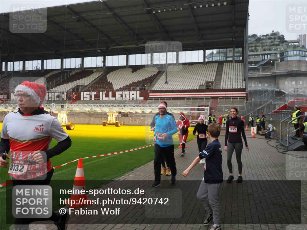 07.12.2025 - St. Pauli X-Mass-Run No. 15 Fabian Wolf http://msf.ph/oto/9420742 07.12.2025 11:41:36 Ziel 1801, 2231, 2466, 2470, 2471, 2476, 2479, 2491, 3153, 3204, 3393, 3505, 3532, 3555, 3732, 3755, 3757, 3764, 3784 meine-sportfotos.de