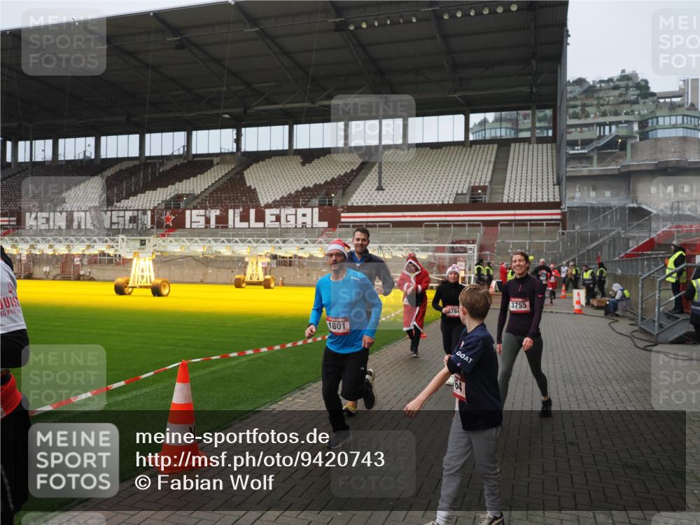 07.12.2025 - St. Pauli X-Mass-Run No. 15 Fabian Wolf http://msf.ph/oto/9420743 07.12.2025 11:41:36 Ziel 1801, 2231, 2466, 2470, 2471, 2476, 2479, 2491, 3153, 3204, 3393, 3505, 3532, 3555, 3732, 3755, 3757, 3764, 3784 meine-sportfotos.de
