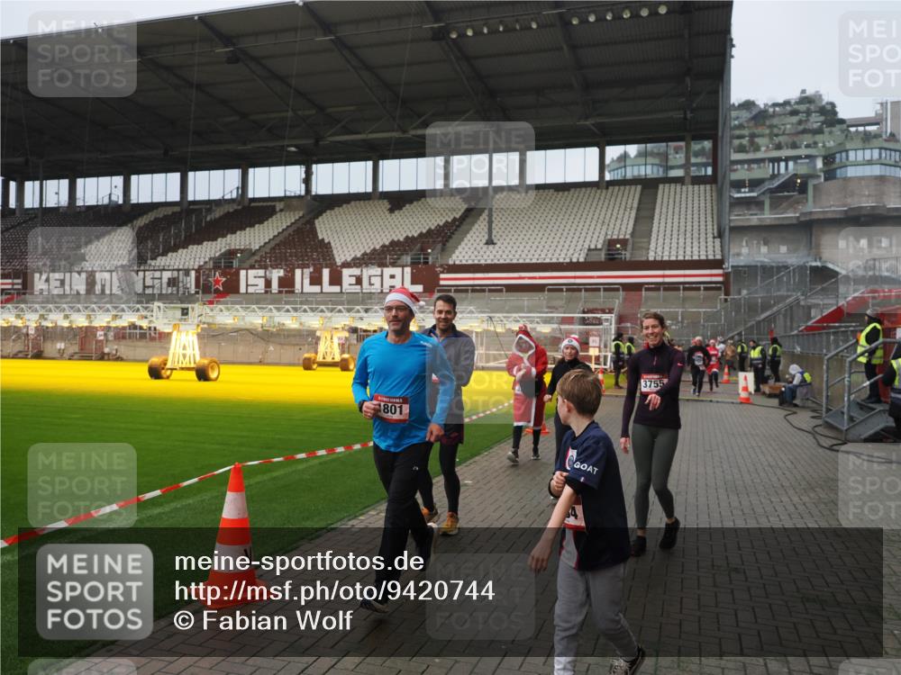 07.12.2025 - St. Pauli X-Mass-Run No. 15 Fabian Wolf http://msf.ph/oto/9420744 07.12.2025 11:41:36 Ziel 1801, 2231, 2466, 2470, 2471, 2476, 2479, 2491, 3153, 3204, 3393, 3505, 3532, 3555, 3732, 3755, 3757, 3764, 3784 meine-sportfotos.de