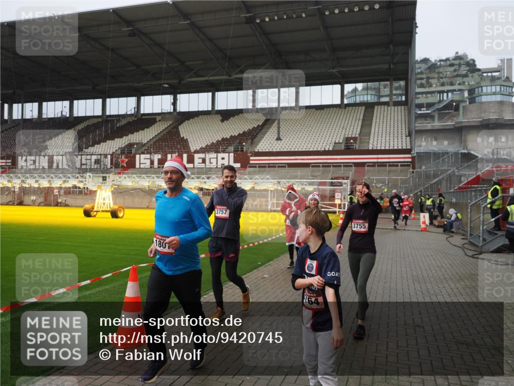 07.12.2025 - St. Pauli X-Mass-Run No. 15 Fabian Wolf http://msf.ph/oto/9420745 07.12.2025 11:41:37 Ziel 1801, 2231, 2466, 2470, 2471, 2491, 3204, 3393, 3505, 3532, 3555, 3732, 3755, 3757, 3764, 3784 meine-sportfotos.de
