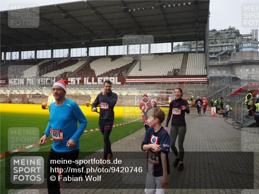 07.12.2025 - St. Pauli X-Mass-Run No. 15 Fabian Wolf http://msf.ph/oto/9420746 07.12.2025 11:41:37 Ziel 1801, 2231, 2466, 2470, 2471, 2491, 3204, 3393, 3505, 3532, 3555, 3732, 3755, 3757, 3764, 3784 meine-sportfotos.de