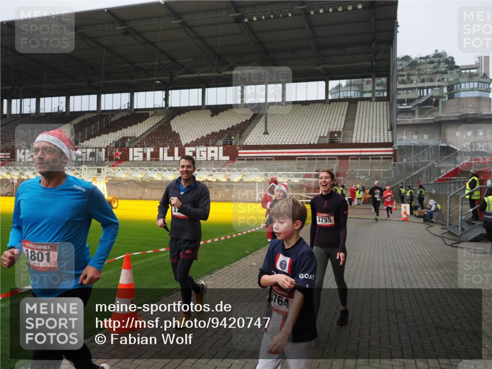 07.12.2025 - St. Pauli X-Mass-Run No. 15 Fabian Wolf http://msf.ph/oto/9420747 07.12.2025 11:41:37 Ziel 1801, 2231, 2466, 2470, 2471, 2491, 3204, 3393, 3505, 3532, 3555, 3732, 3755, 3757, 3764, 3784 meine-sportfotos.de