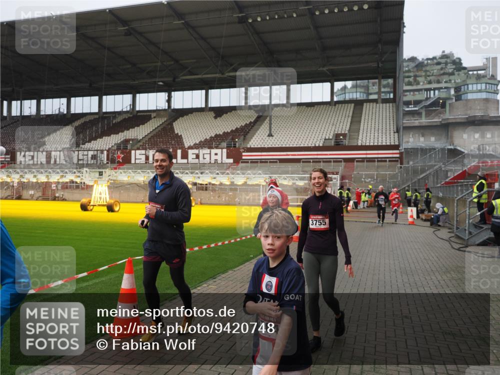 07.12.2025 - St. Pauli X-Mass-Run No. 15 Fabian Wolf http://msf.ph/oto/9420748 07.12.2025 11:41:37 Ziel 1801, 2231, 2466, 2470, 2471, 2491, 3204, 3393, 3505, 3532, 3555, 3732, 3755, 3757, 3764, 3784 meine-sportfotos.de