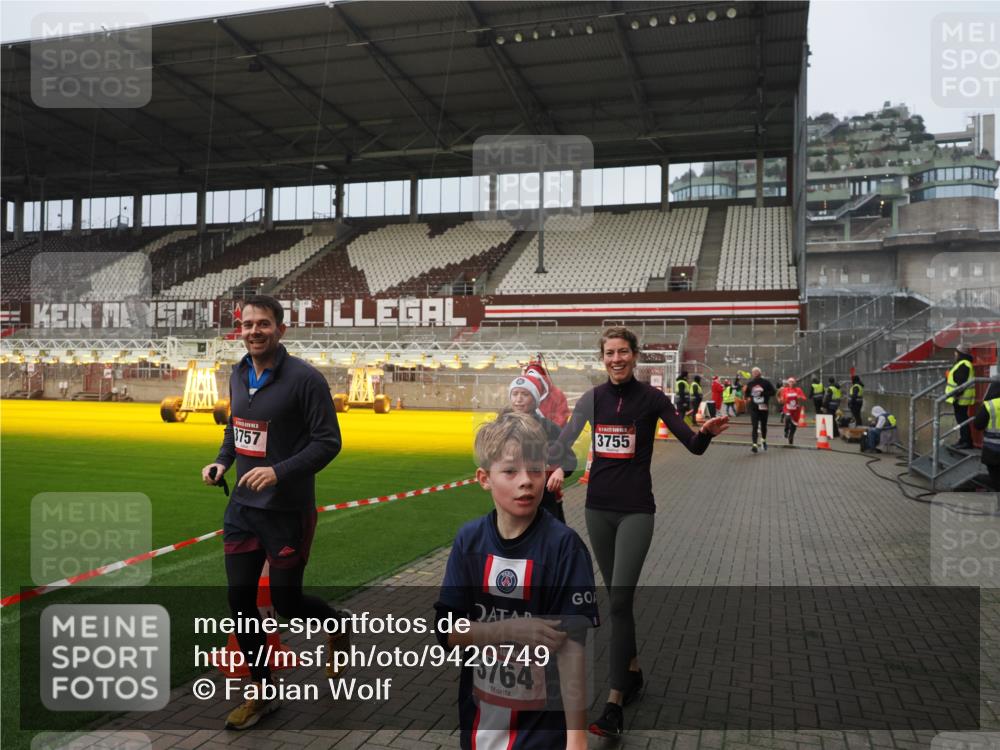 07.12.2025 - St. Pauli X-Mass-Run No. 15 Fabian Wolf http://msf.ph/oto/9420749 07.12.2025 11:41:37 Ziel 1801, 2231, 2466, 2470, 2471, 2491, 3204, 3393, 3505, 3532, 3555, 3732, 3755, 3757, 3764, 3784 meine-sportfotos.de