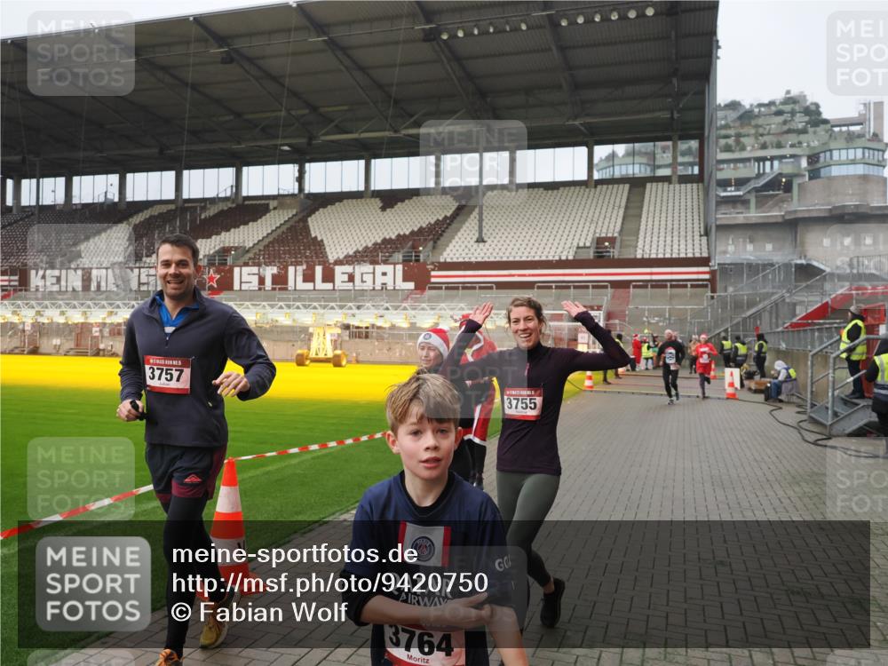 07.12.2025 - St. Pauli X-Mass-Run No. 15 Fabian Wolf http://msf.ph/oto/9420750 07.12.2025 11:41:38 Ziel 1801, 2231, 2466, 2491, 3204, 3222, 3393, 3505, 3532, 3555, 3732, 3755, 3757, 3764, 3784 meine-sportfotos.de