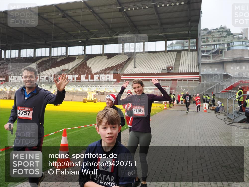 07.12.2025 - St. Pauli X-Mass-Run No. 15 Fabian Wolf http://msf.ph/oto/9420751 07.12.2025 11:41:38 Ziel 1801, 2231, 2466, 2491, 3204, 3222, 3393, 3505, 3532, 3555, 3732, 3755, 3757, 3764, 3784 meine-sportfotos.de