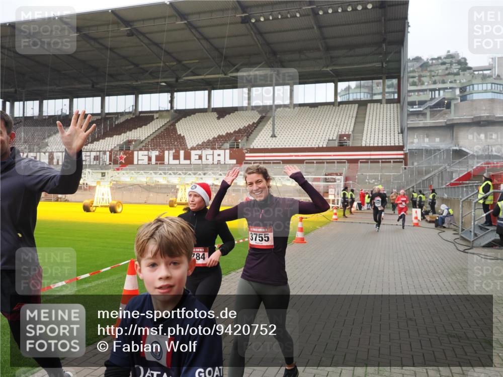 07.12.2025 - St. Pauli X-Mass-Run No. 15 Fabian Wolf http://msf.ph/oto/9420752 07.12.2025 11:41:38 Ziel 1801, 2231, 2466, 2491, 3204, 3222, 3393, 3505, 3532, 3555, 3732, 3755, 3757, 3764, 3784 meine-sportfotos.de