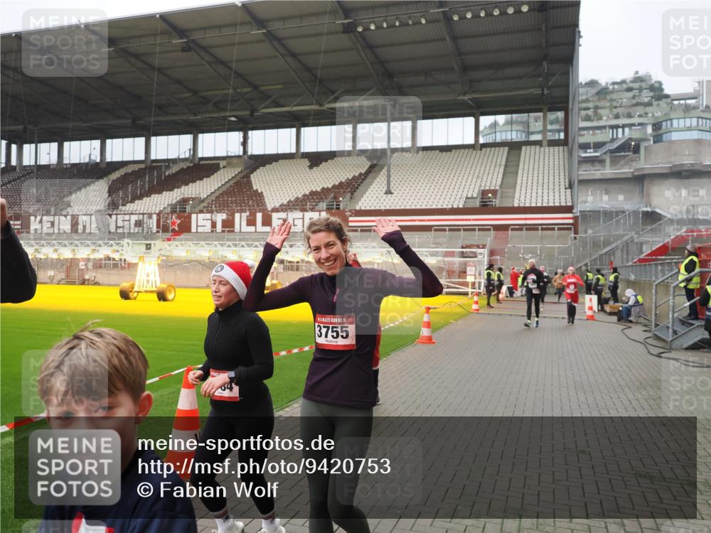 07.12.2025 - St. Pauli X-Mass-Run No. 15 Fabian Wolf http://msf.ph/oto/9420753 07.12.2025 11:41:38 Ziel 1801, 2231, 2466, 2491, 3204, 3222, 3393, 3505, 3532, 3555, 3732, 3755, 3757, 3764, 3784 meine-sportfotos.de