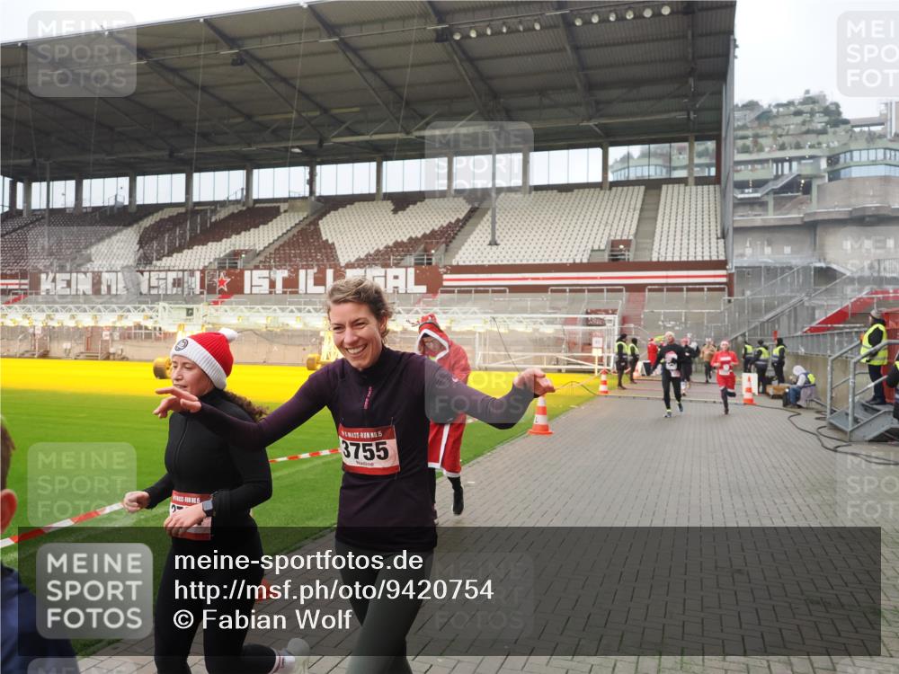 07.12.2025 - St. Pauli X-Mass-Run No. 15 Fabian Wolf http://msf.ph/oto/9420754 07.12.2025 11:41:38 Ziel 1801, 2231, 2466, 2491, 3204, 3222, 3393, 3505, 3532, 3555, 3732, 3755, 3757, 3764, 3784 meine-sportfotos.de