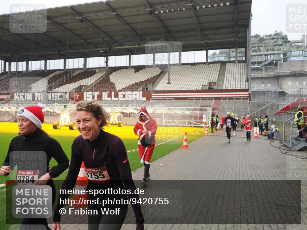 07.12.2025 - St. Pauli X-Mass-Run No. 15 Fabian Wolf http://msf.ph/oto/9420755 07.12.2025 11:41:39 Ziel 1801, 2231, 2491, 3204, 3222, 3393, 3532, 3555, 3732, 3755, 3757, 3764, 3784 meine-sportfotos.de