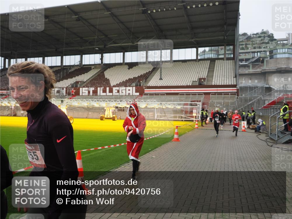 07.12.2025 - St. Pauli X-Mass-Run No. 15 Fabian Wolf http://msf.ph/oto/9420756 07.12.2025 11:41:39 Ziel 1801, 2231, 2491, 3204, 3222, 3393, 3532, 3555, 3732, 3755, 3757, 3764, 3784 meine-sportfotos.de