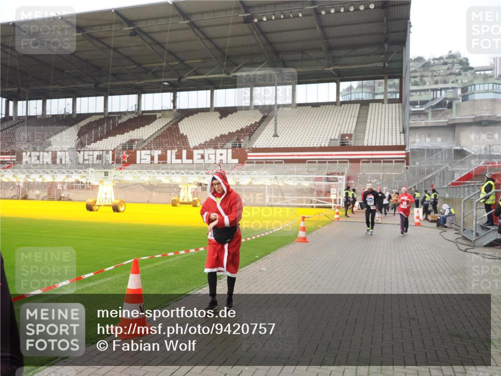 07.12.2025 - St. Pauli X-Mass-Run No. 15 Fabian Wolf http://msf.ph/oto/9420757 07.12.2025 11:41:39 Ziel 1801, 2231, 2491, 3204, 3222, 3393, 3532, 3555, 3732, 3755, 3757, 3764, 3784 meine-sportfotos.de