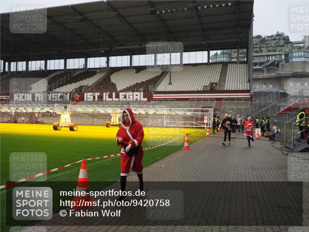 07.12.2025 - St. Pauli X-Mass-Run No. 15 Fabian Wolf http://msf.ph/oto/9420758 07.12.2025 11:41:39 Ziel 1801, 2231, 2491, 3204, 3222, 3393, 3532, 3555, 3732, 3755, 3757, 3764, 3784 meine-sportfotos.de