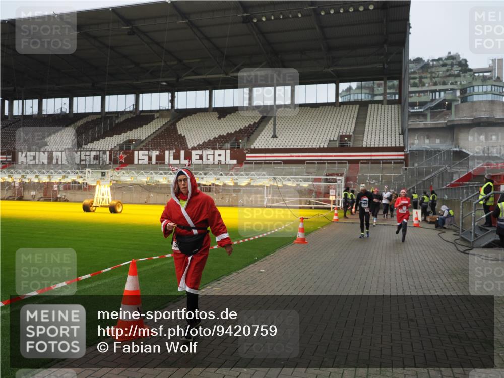 07.12.2025 - St. Pauli X-Mass-Run No. 15 Fabian Wolf http://msf.ph/oto/9420759 07.12.2025 11:41:40 Ziel 1801, 2231, 2435, 3222, 3393, 3479, 3532, 3555, 3732, 3755, 3757, 3764, 3784 meine-sportfotos.de