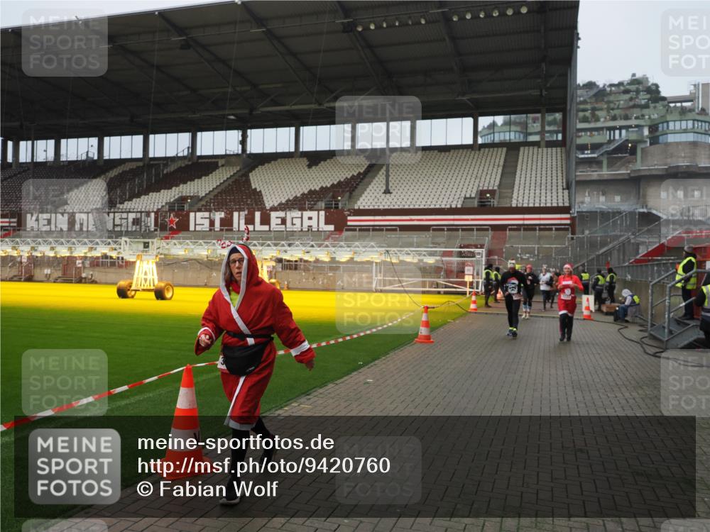 07.12.2025 - St. Pauli X-Mass-Run No. 15 Fabian Wolf http://msf.ph/oto/9420760 07.12.2025 11:41:40 Ziel 1801, 2231, 2435, 3222, 3393, 3479, 3532, 3555, 3732, 3755, 3757, 3764, 3784 meine-sportfotos.de
