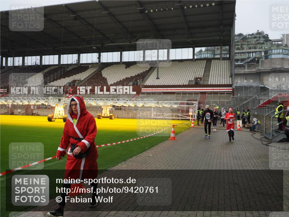 07.12.2025 - St. Pauli X-Mass-Run No. 15 Fabian Wolf http://msf.ph/oto/9420761 07.12.2025 11:41:40 Ziel 1801, 2231, 2435, 3222, 3393, 3479, 3532, 3555, 3732, 3755, 3757, 3764, 3784 meine-sportfotos.de