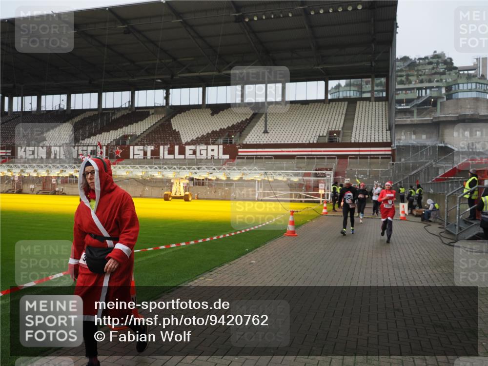 07.12.2025 - St. Pauli X-Mass-Run No. 15 Fabian Wolf http://msf.ph/oto/9420762 07.12.2025 11:41:40 Ziel 1801, 2231, 2435, 3222, 3393, 3479, 3532, 3555, 3732, 3755, 3757, 3764, 3784 meine-sportfotos.de
