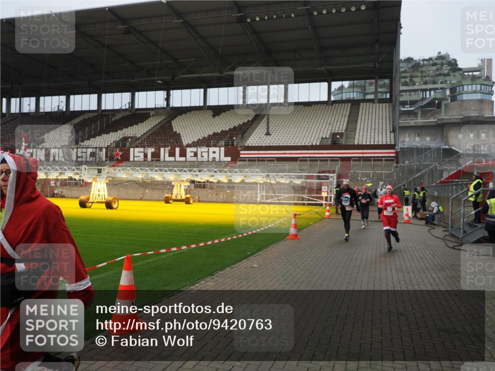 07.12.2025 - St. Pauli X-Mass-Run No. 15 Fabian Wolf http://msf.ph/oto/9420763 07.12.2025 11:41:41 Ziel 1801, 2231, 2435, 3222, 3393, 3479, 3532, 3555, 3732, 3755, 3757, 3764, 3784 meine-sportfotos.de