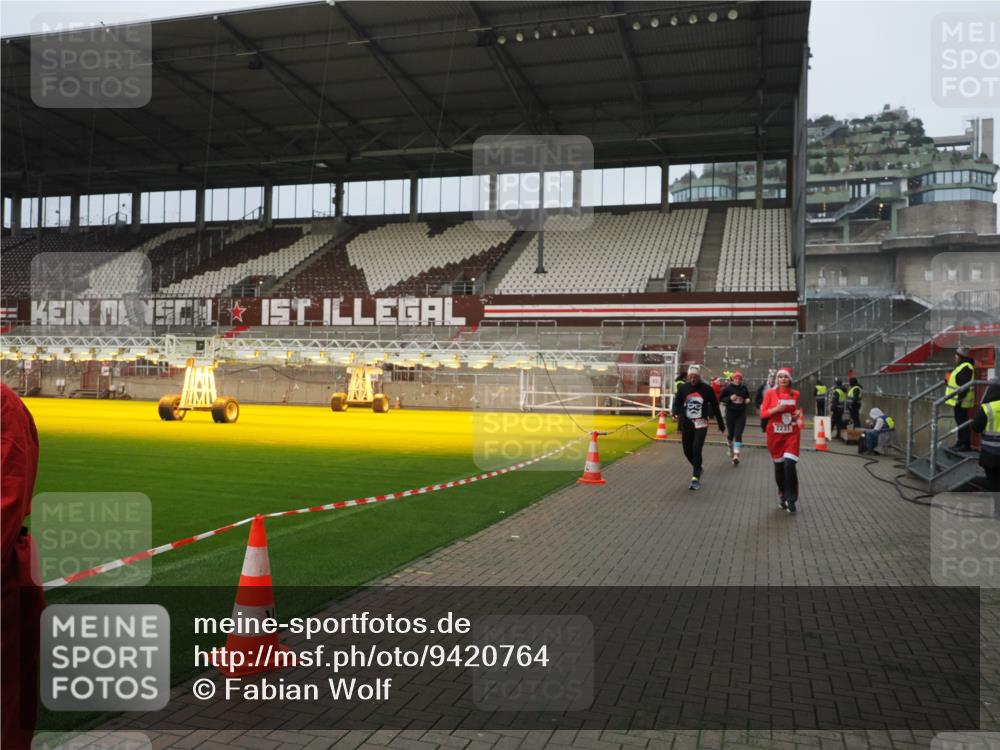 07.12.2025 - St. Pauli X-Mass-Run No. 15 Fabian Wolf http://msf.ph/oto/9420764 07.12.2025 11:41:41 Ziel 1801, 2231, 2435, 3222, 3393, 3479, 3532, 3555, 3732, 3755, 3757, 3764, 3784 meine-sportfotos.de