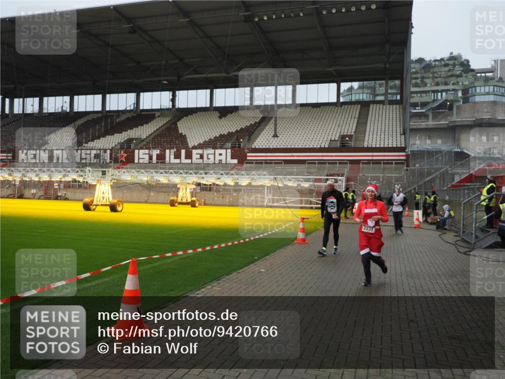 07.12.2025 - St. Pauli X-Mass-Run No. 15 Fabian Wolf http://msf.ph/oto/9420766 07.12.2025 11:41:42 Ziel 1801, 2231, 2435, 3222, 3393, 3479, 3532, 3555, 3732, 3755, 3757, 3764, 3784 meine-sportfotos.de