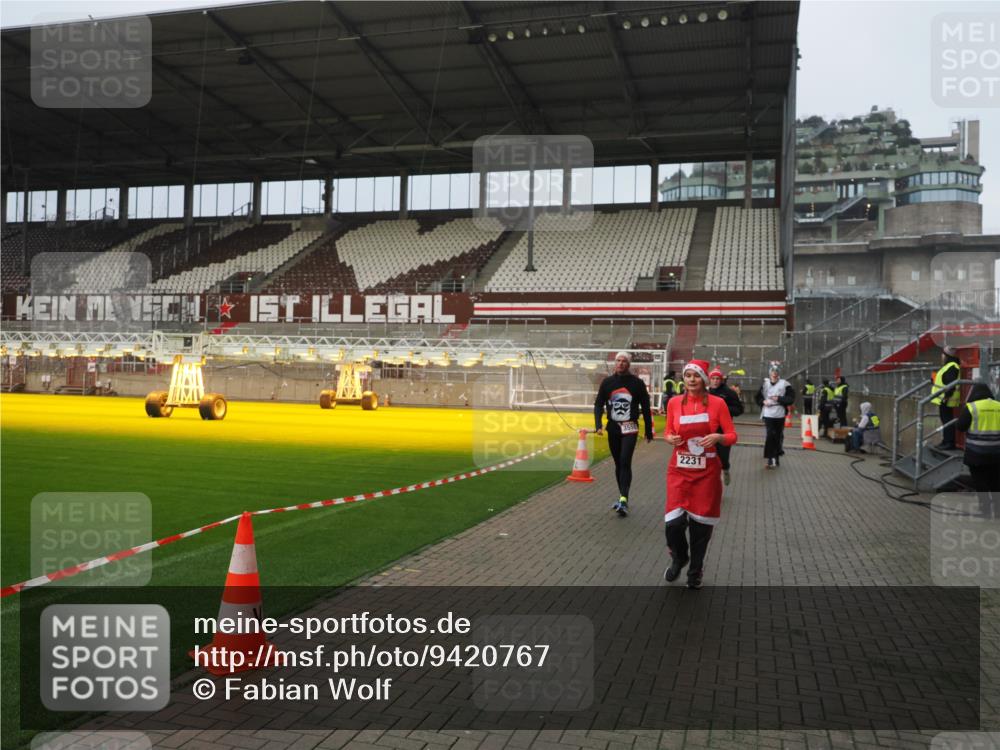 07.12.2025 - St. Pauli X-Mass-Run No. 15 Fabian Wolf http://msf.ph/oto/9420767 07.12.2025 11:41:43 Ziel 1801, 2231, 2435, 3222, 3393, 3479, 3555, 3732, 3755, 3757, 3764, 3784 meine-sportfotos.de