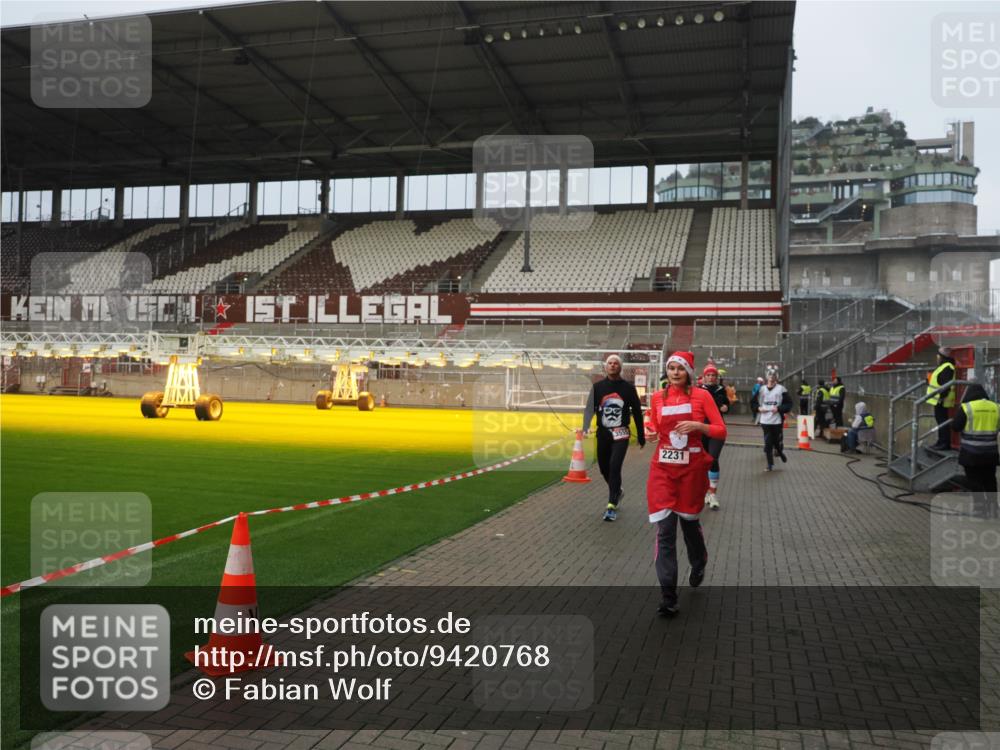 07.12.2025 - St. Pauli X-Mass-Run No. 15 Fabian Wolf http://msf.ph/oto/9420768 07.12.2025 11:41:43 Ziel 1801, 2231, 2435, 3222, 3393, 3479, 3555, 3732, 3755, 3757, 3764, 3784 meine-sportfotos.de