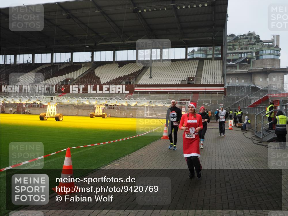 07.12.2025 - St. Pauli X-Mass-Run No. 15 Fabian Wolf http://msf.ph/oto/9420769 07.12.2025 11:41:43 Ziel 1801, 2231, 2435, 3222, 3393, 3479, 3555, 3732, 3755, 3757, 3764, 3784 meine-sportfotos.de